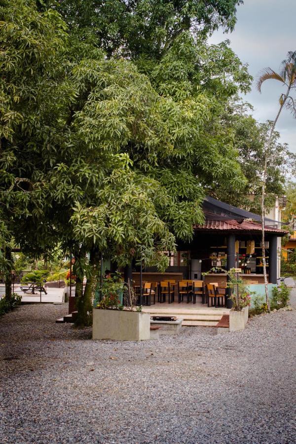 Nuevo Oeste Hotel Acacias Bagian luar foto